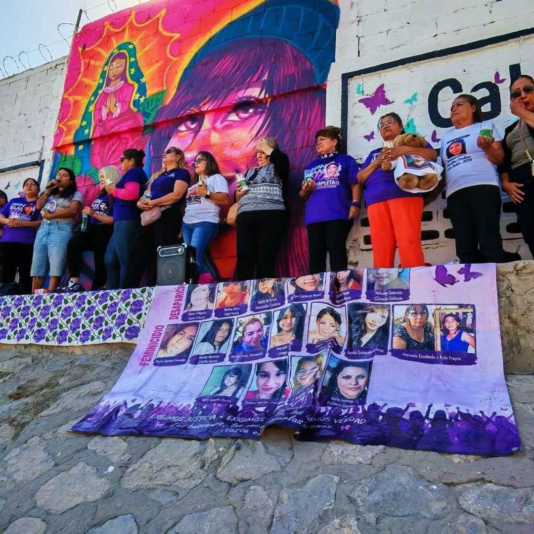 Madres Buscadoras se Reúnen en Mural